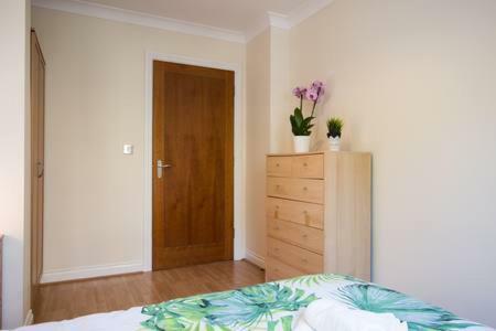Central Reading Canal Side Apartment Sleeps 4 With Parking Extérieur photo