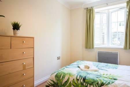 Central Reading Canal Side Apartment Sleeps 4 With Parking Extérieur photo